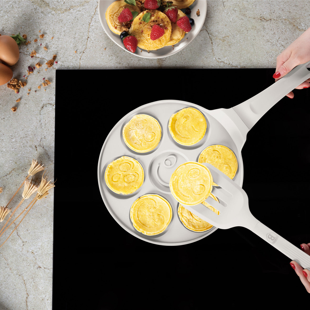 Berlinger Haus 26cm Titan Pro Non-Stick Coating 7-Hole Emoji Pancake Pan – Sahara
