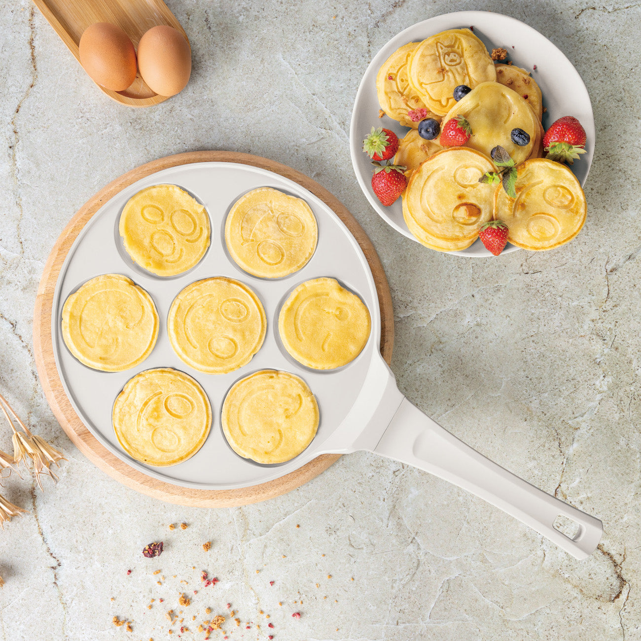 Berlinger Haus 26cm Titan Pro Non-Stick Coating 7-Hole Emoji Pancake Pan – Sahara