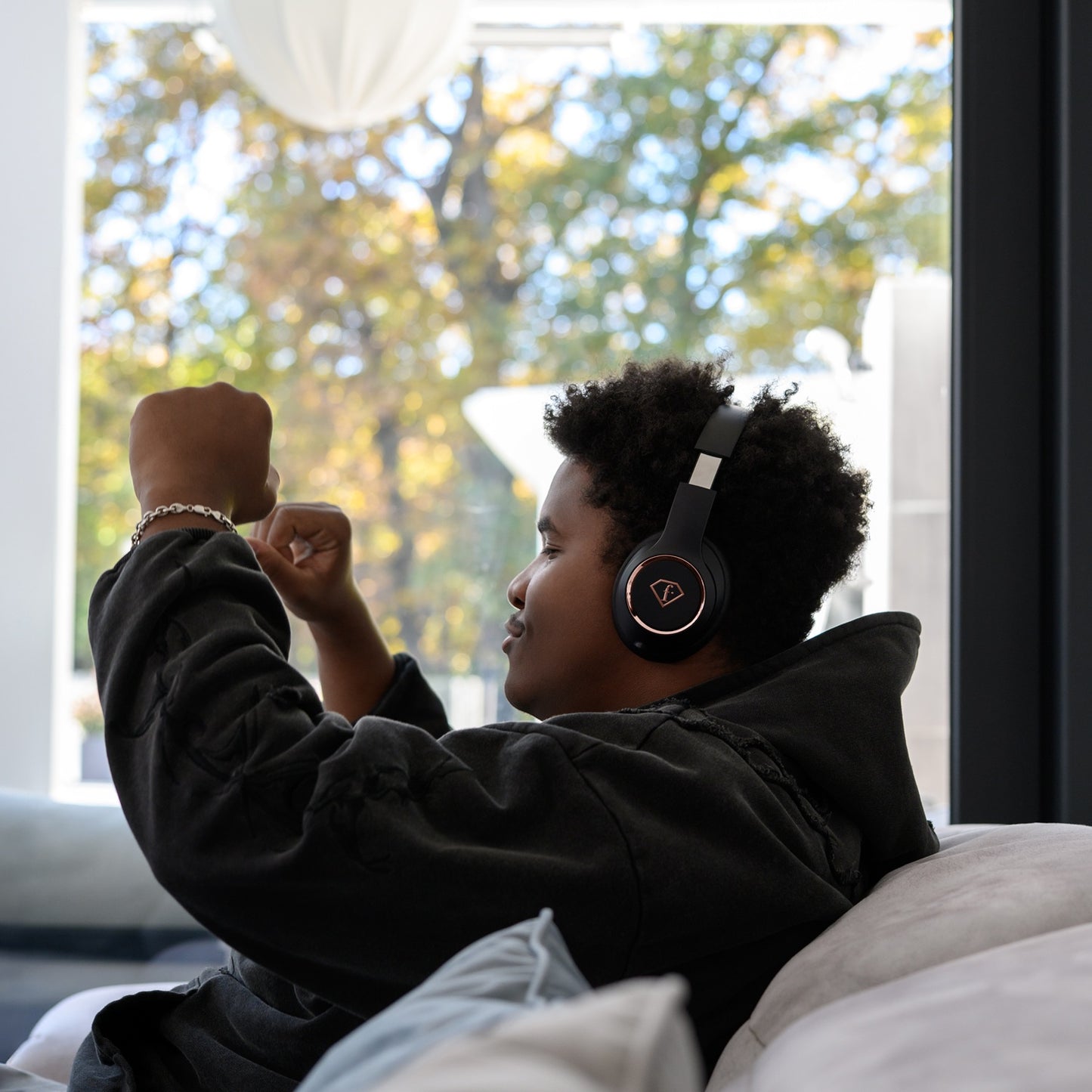 Fashion TV Noise Cancellation Wireless Headphones – Black Rose